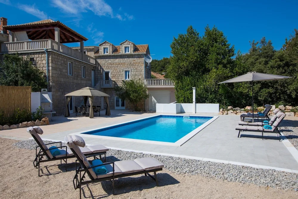 Beautiful 4-bed Villa for up to 10 Guests