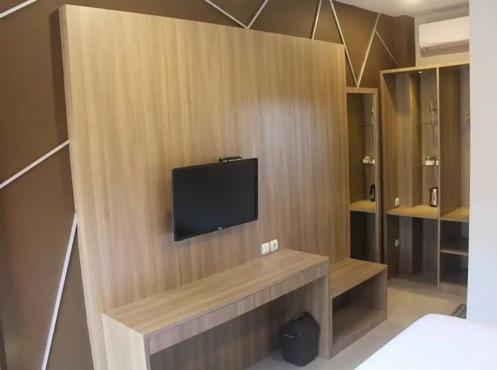 Grand Kuta Hotel Lombok - Pool - 43 inch Google TV - Strong 60Mbps WiFi - New Enhanced Management