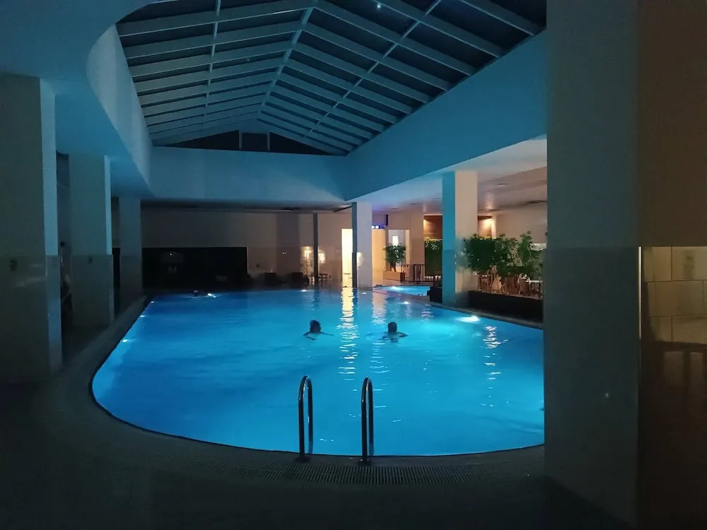 Luxury 19th Floor Condo With Pool, Gym & City View