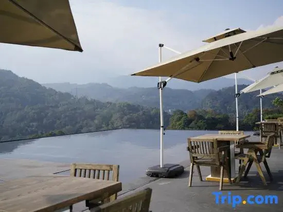 Mount Qingcheng · Moon Close to People Cliff Private Hot Spring Boutique Stay