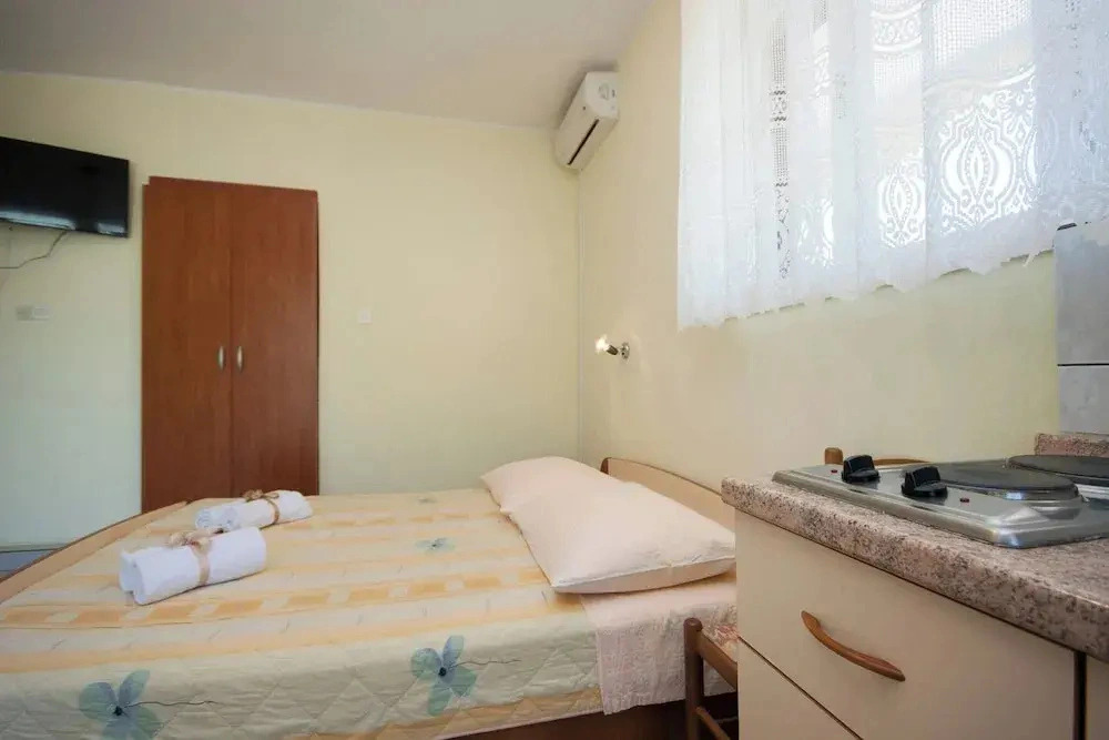 Inviting Studio Apartment in Primosten