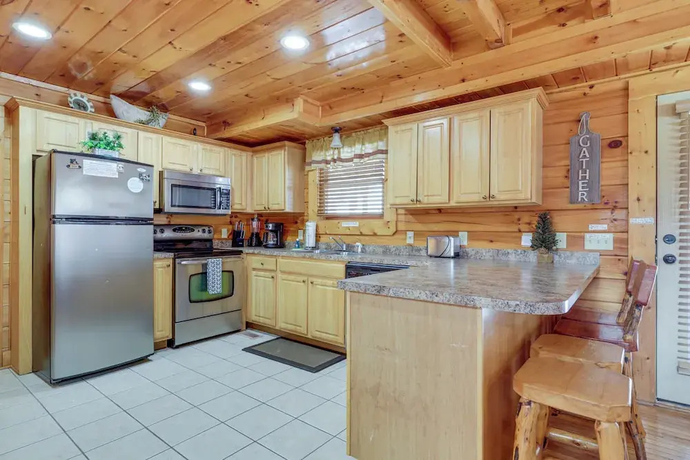 Family Haven w/ Hot Tub! 5 Mi to Dtwn Pigeon Forge