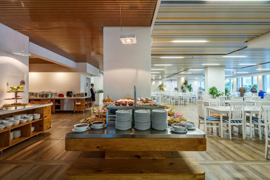 Carine Hotel Delfin