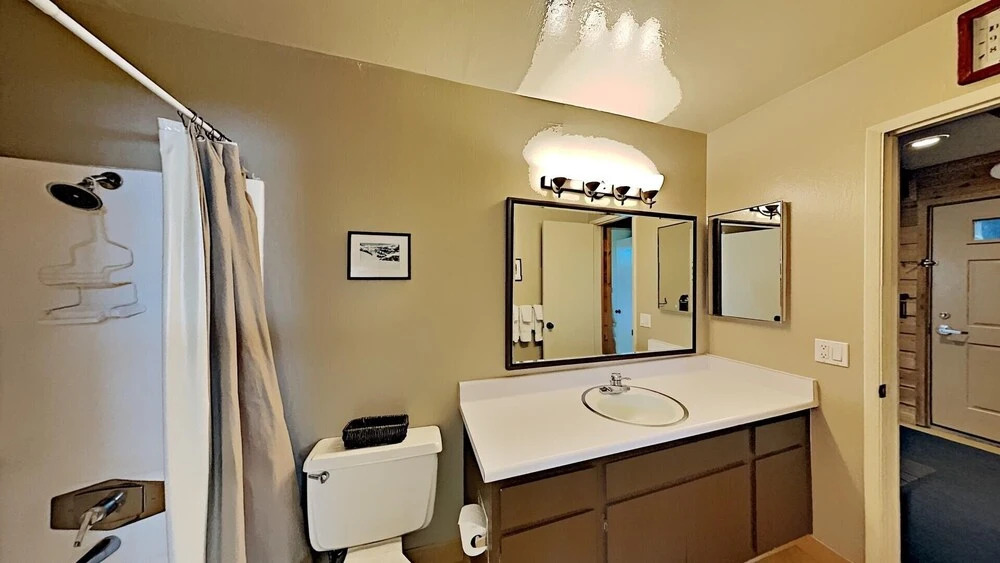 Two Bedroom Units at 1849 Condos with 3 Hot Tubs & Slopeside