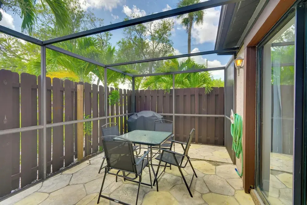 7 Mi to River District & Beach: Fort Myers Retreat