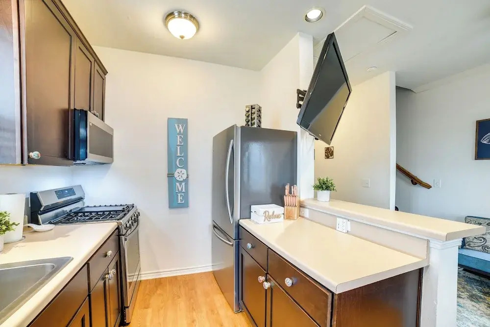 Walk to Beach: Family Home w/ Patio in Galveston