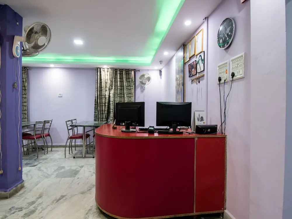 OYO 24087 Viraj Hotel