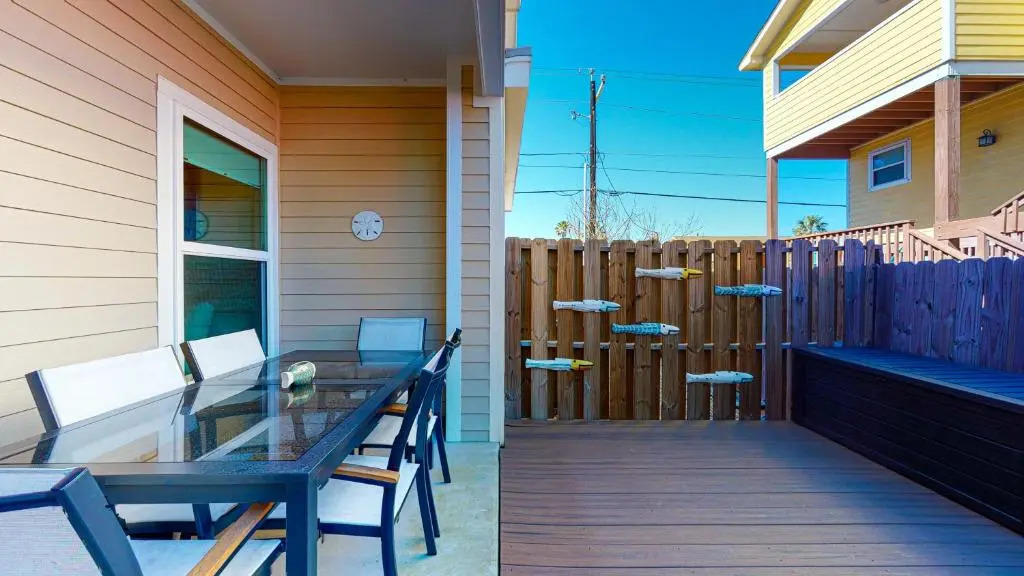 BC102 Beautifully Decorated Townhome, Heated Shared Pool, 1 Minute to Beach