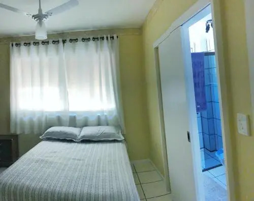 QUARTO COM SUíTE 2 QUADRAS DA PRAIA