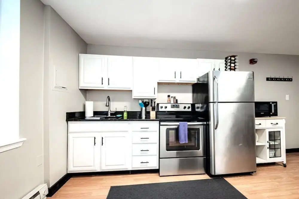 The Terrace at Park Place 2nd Floor Walk up -cozy 2 Bedroom Fast Wifi Free Coffee