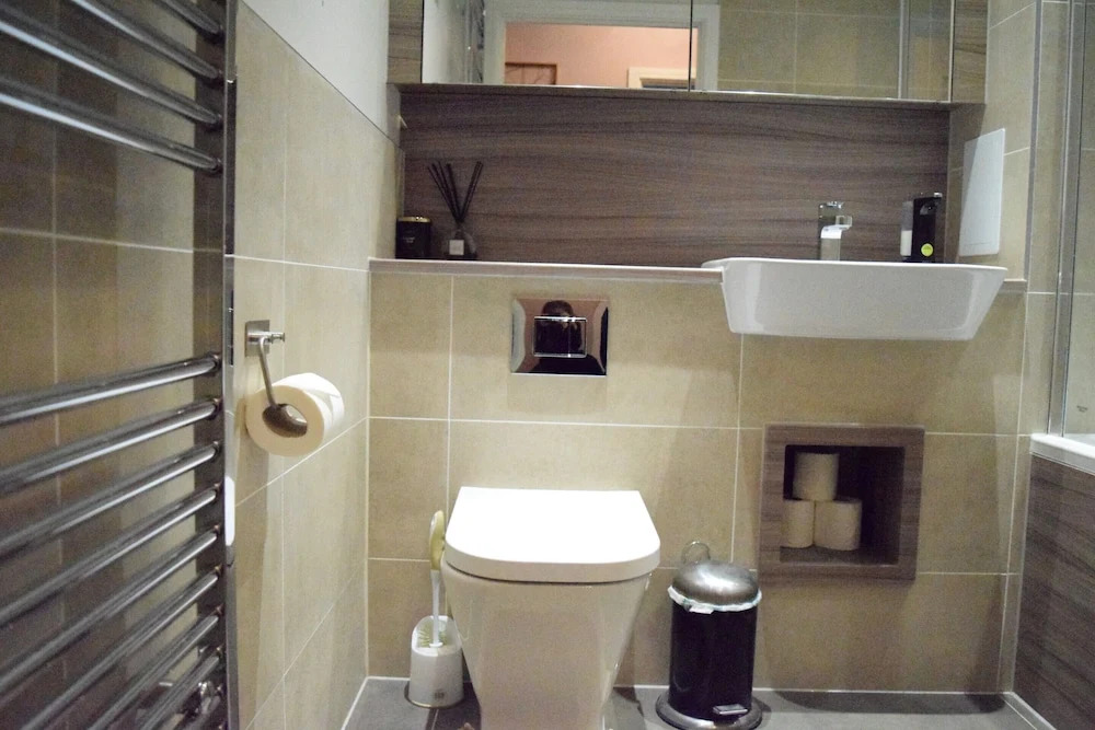 Modern 1 Bedroom Apartment With Balcony