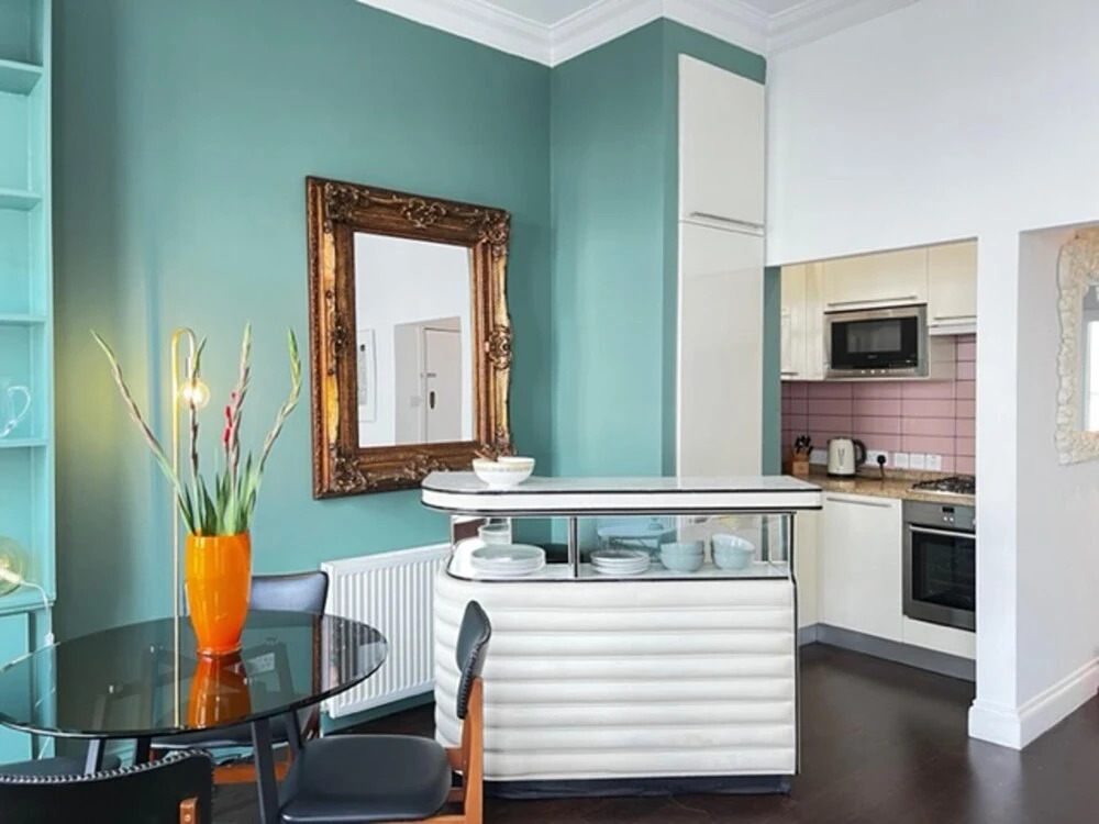 Stylish Central London Balcony Apartment