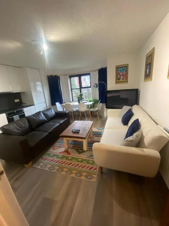 Lovely 3 bed ground floor flat with free parking