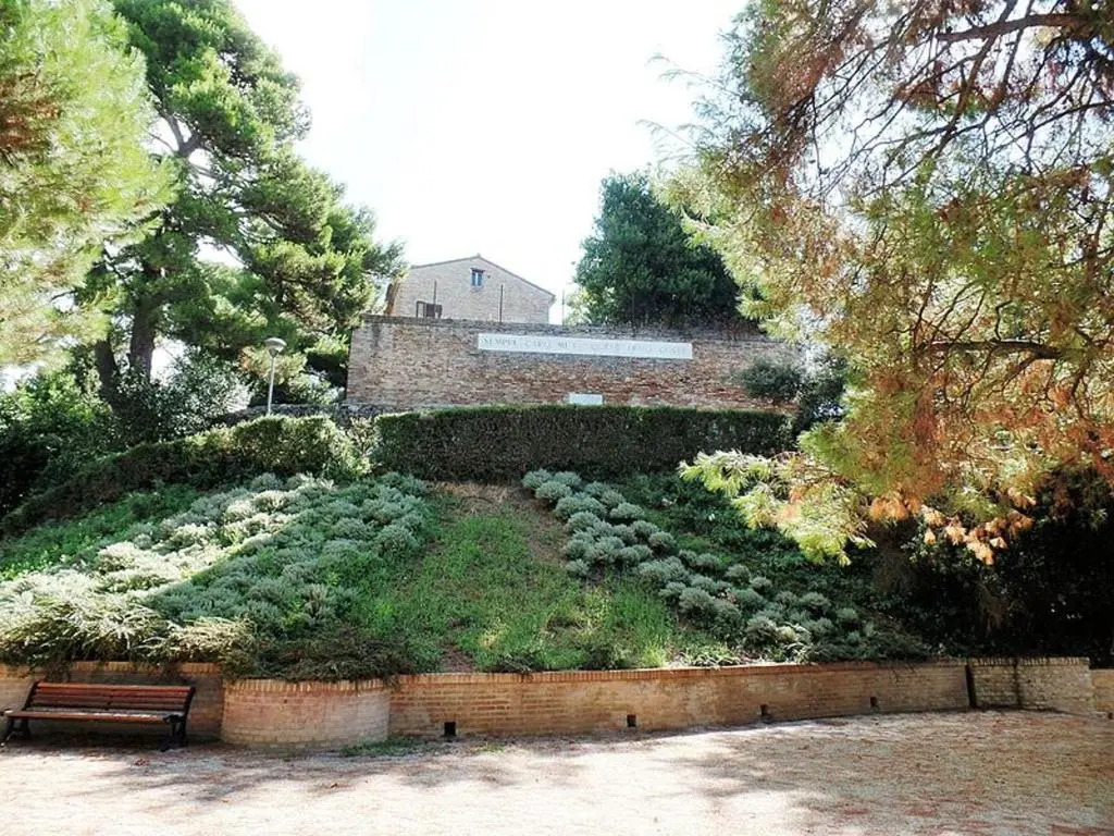 4 bedrooms appartement with enclosed garden and wifi at Recanati 8 km away from the beach