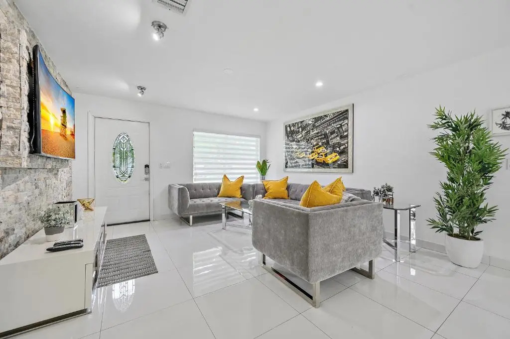 **Modern 3Bedroom W/ Stunning Backyard Area**