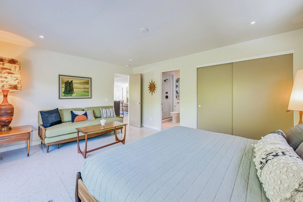 2 Mi to Downtown: Luxe Palm Springs Home!