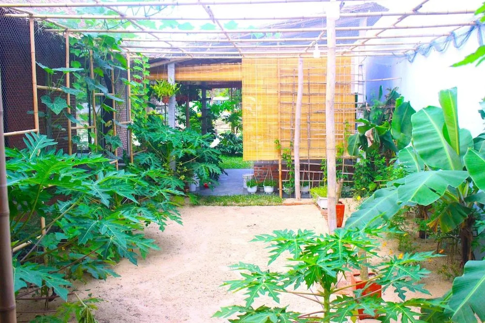 Ba's Garden Beachside Homestay