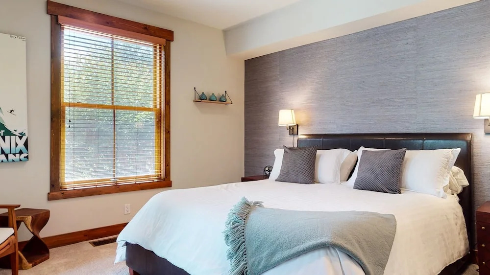 Snowcreek VI The Lodges 1127 3 Suites, Spacious with Mountain Views, Private Garage and Washer Dryer by RedAwning