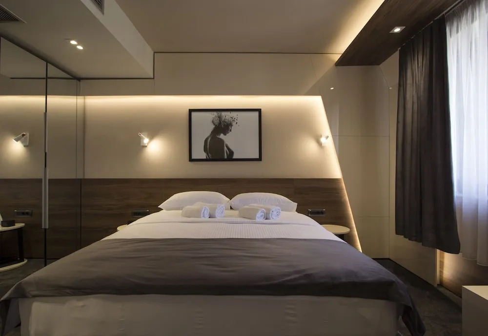 DOWNTOWN ROOMS