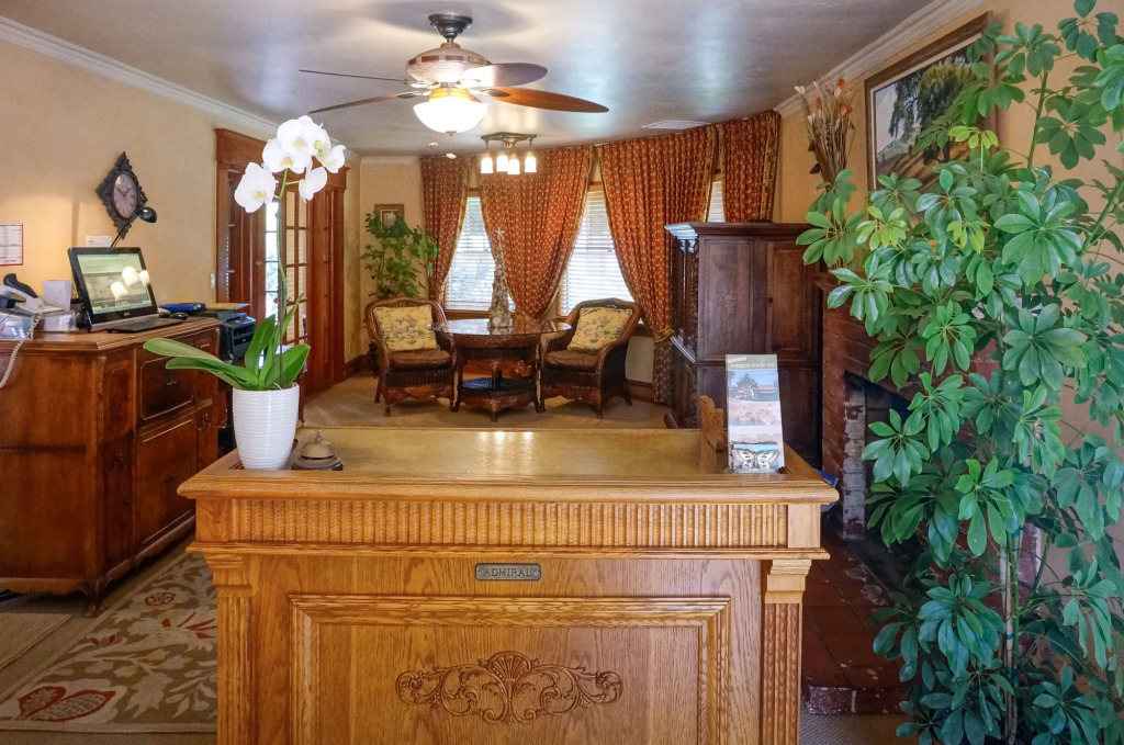 Harbor House Inn