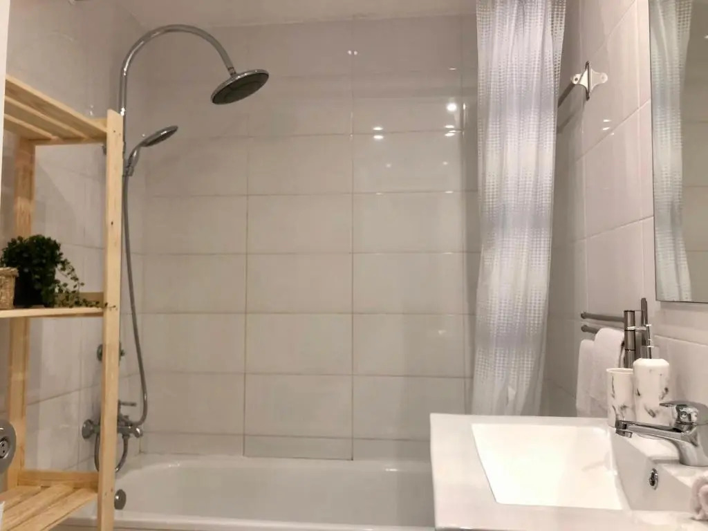 Cozy and Stylish Studio Apt just 800m from the beach - New on Booking!