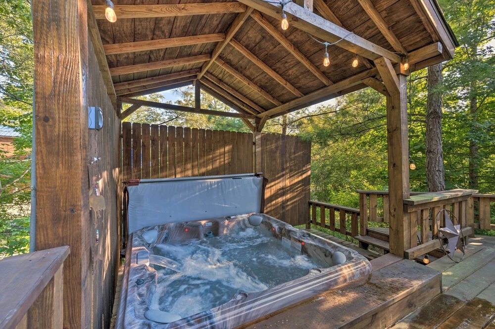Broken Bow Retreat on 2 Acres w/ Hot Tub & Deck!