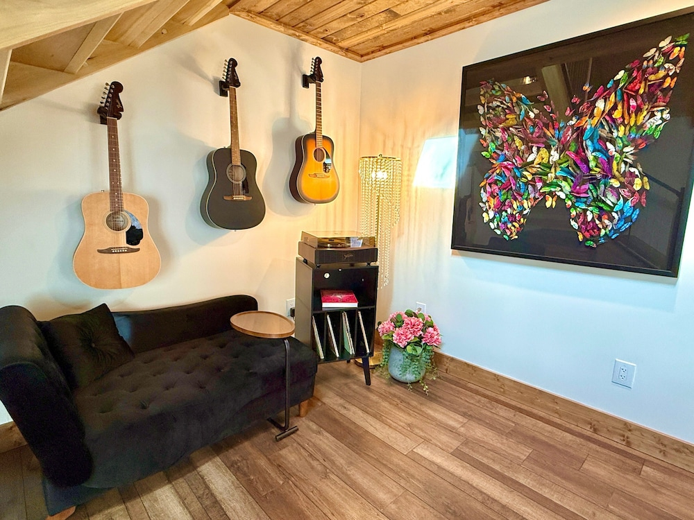 Dolly's Harmony Haven 3 Bedroom Cabin