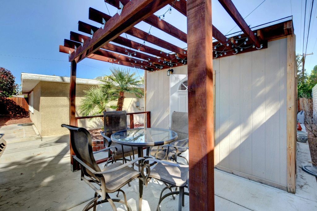 Vibrant in Vegas 4 Bd with Shimmering Pool!