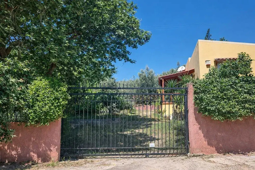 Sunshine Home - Peaceful Garden Escape Parking