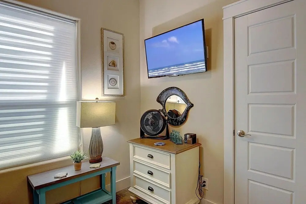 Saltwater Hippie 3 Bedroom Condo by Redawning