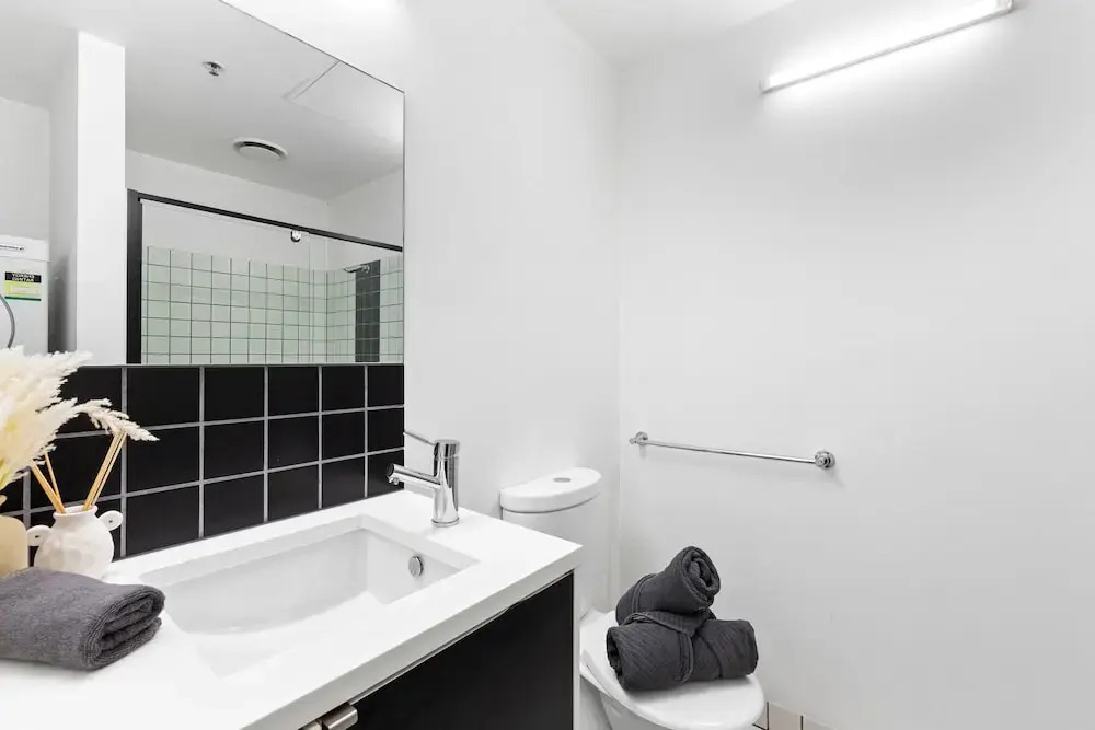 Cozy & Central 2BR Stay, Near Cbd, Free Parking