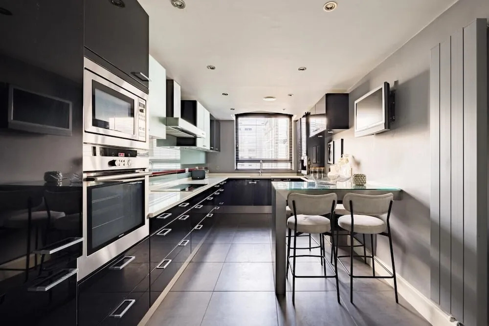The River Thames View - Stunning 2bdr Flat With Study Room + Balcony