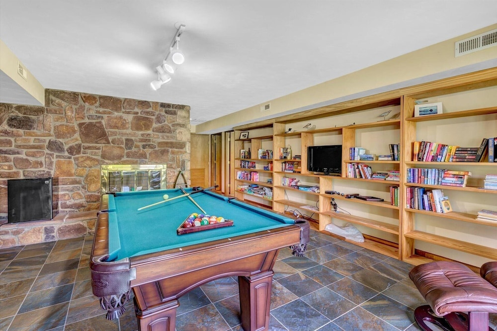 Dancing Water - Sleeps 10, Private Dock, Game Room & Hot Tub