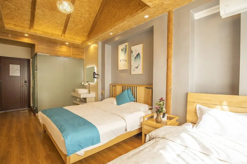 Wolong Inn