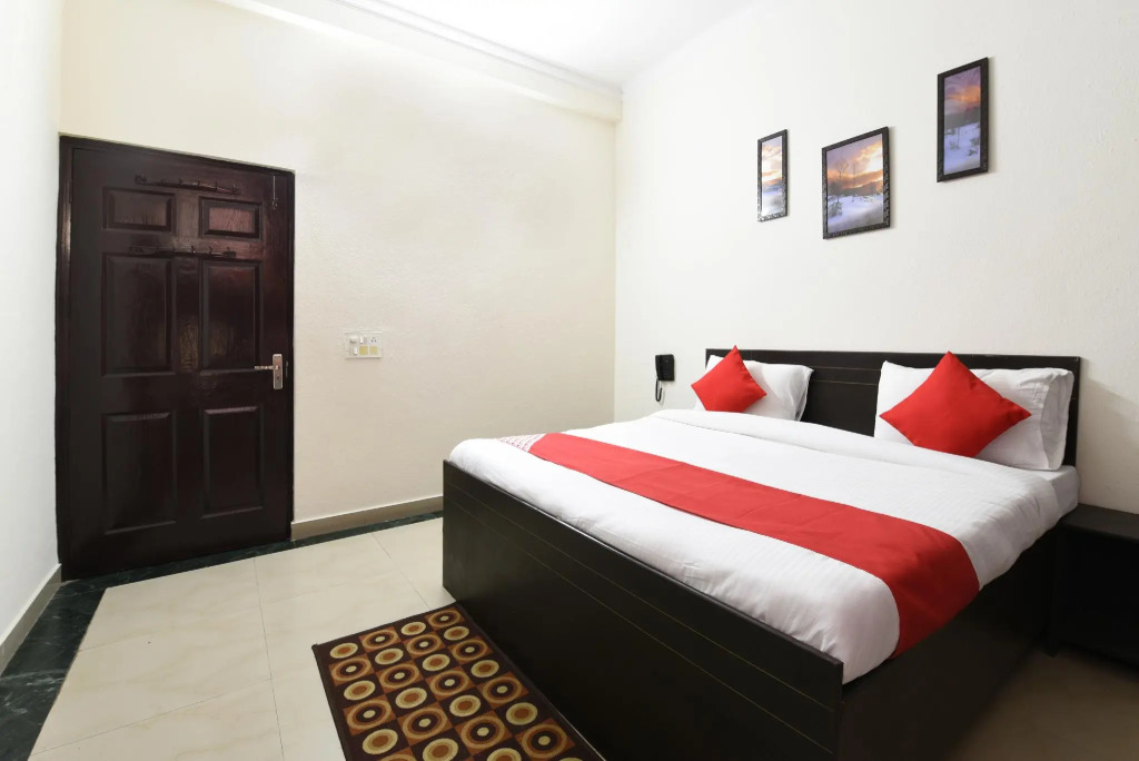 OYO 10759 Hotel Golden Nest