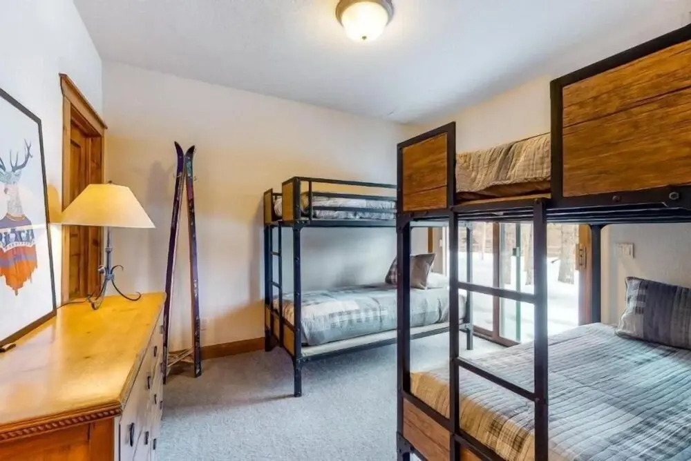 Ski-in/ski-out 3 Bedroom Townhome at Snowflake Lift With Private Hot Tub