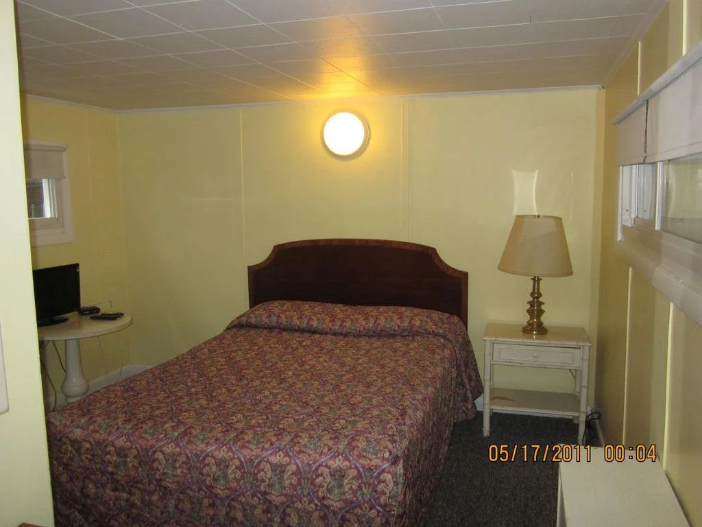 Colonial Motel Suites