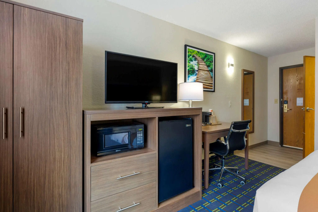 Quality Inn Lee - Lenox South