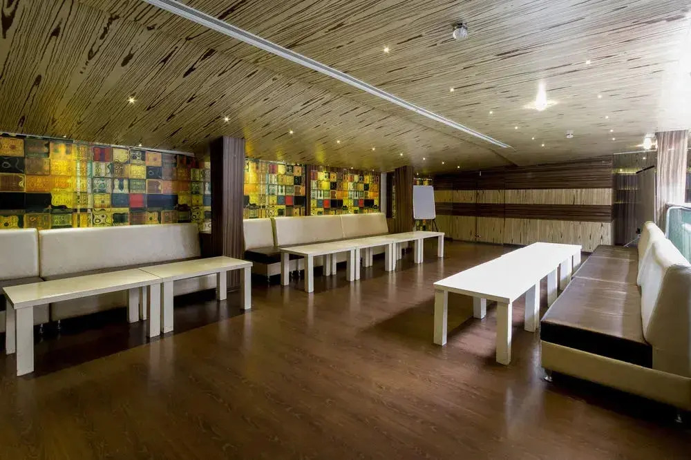 R D Suites A Business Hotel