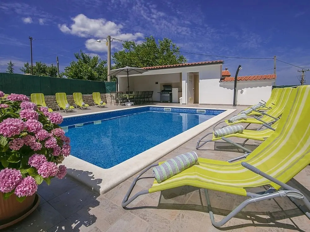 Spacious Villa for 12 Persons With Private Pool Near Rovinj and the Beach