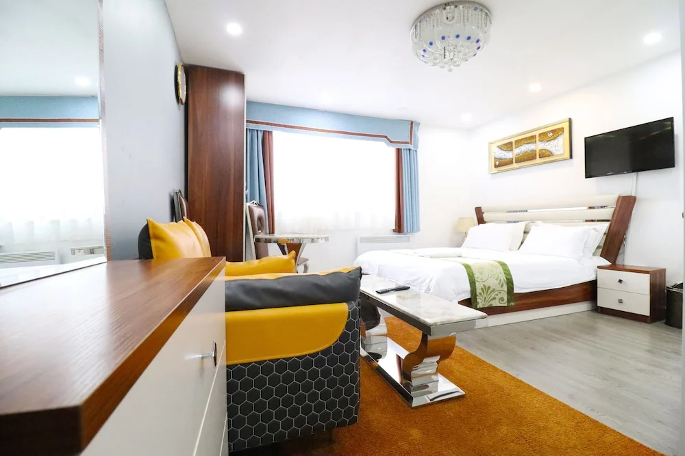 Queen Stay Apartments