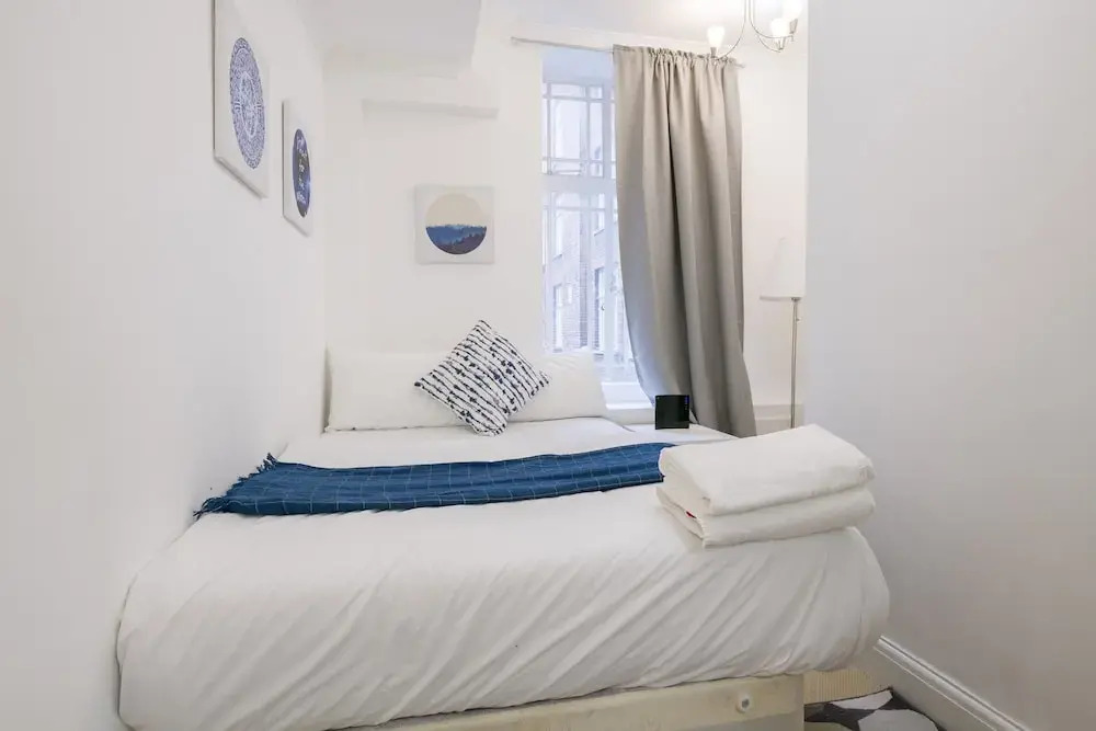 Lovely & Spacious 2 Bedroom APR Queensway