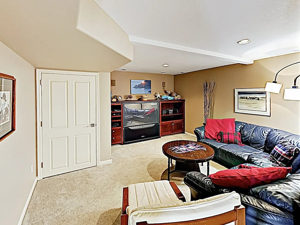 Stunning Coastal Getaway W/ Firepit, Walk To Beach 3 Bedroom Home