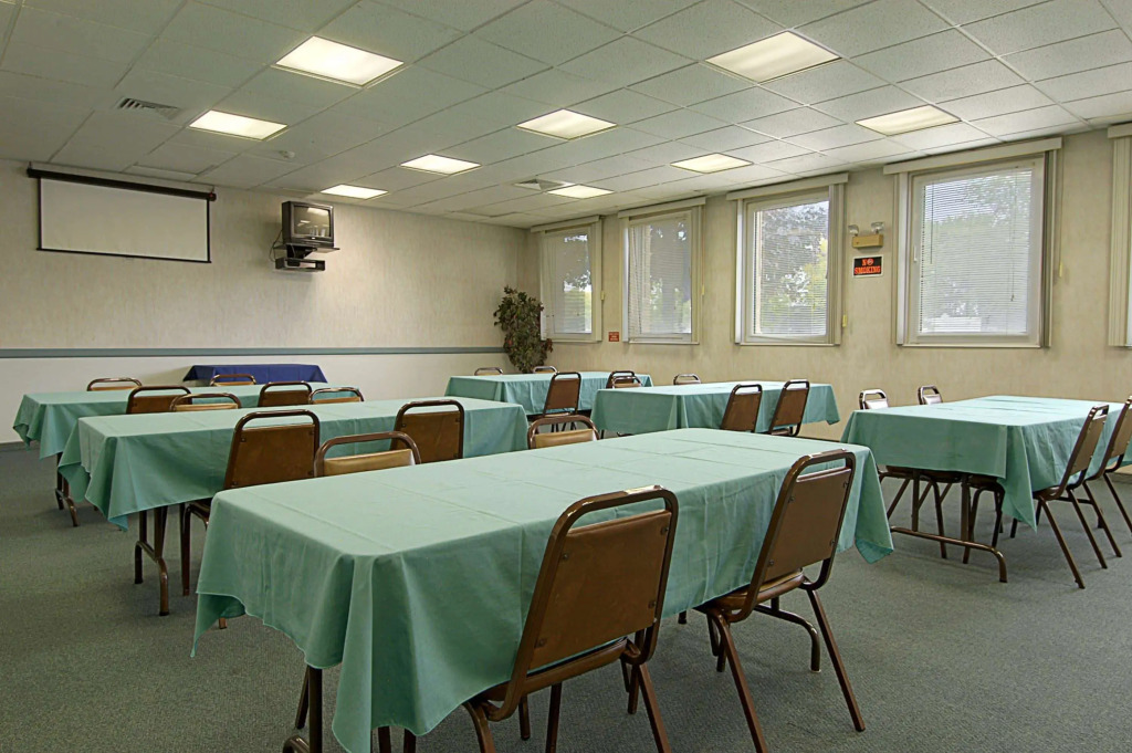 Super 8 by Wyndham Plattsburgh