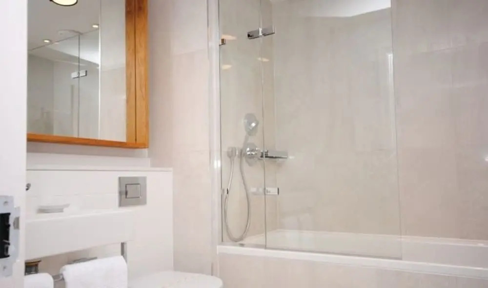 3 The Salterns, Chichester 402395