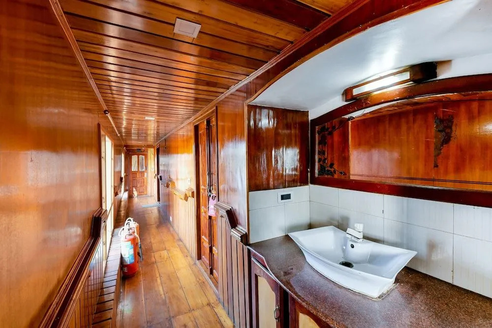 OYO 24146 Houseboat Anugraha 6bhk