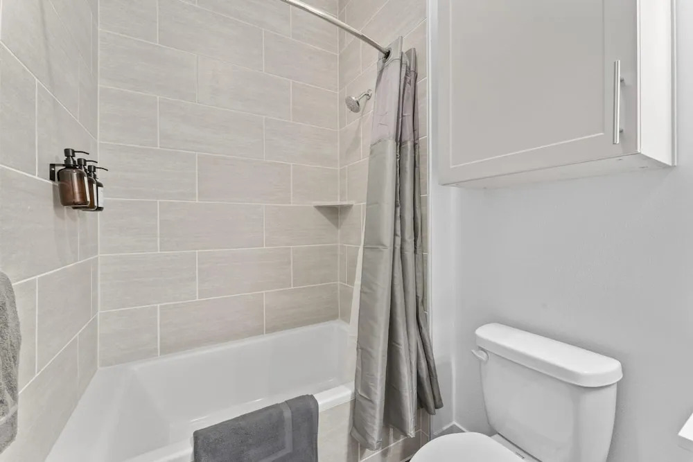 Boho Soco 1BR Queen Suite w Gympickleballlaundry