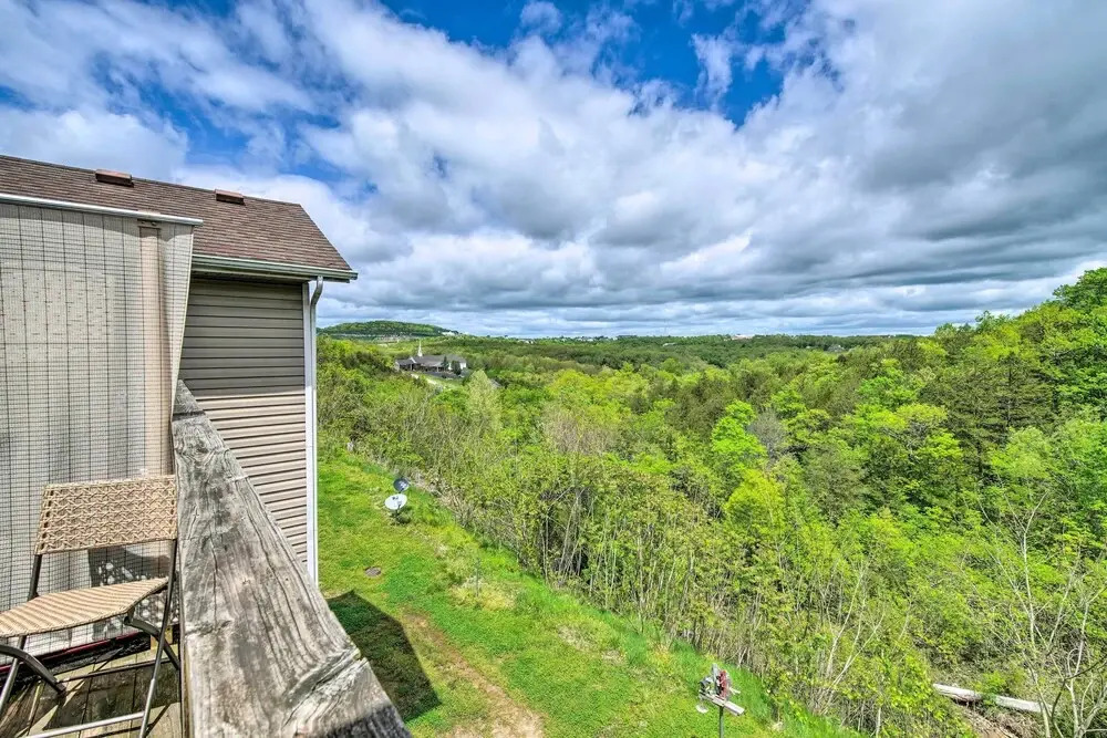 Cozy Branson Retreat w/ Balcony, 2 Mi to 76 Strip