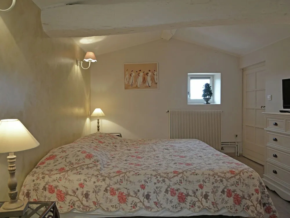 Spectacular Villa in Viols-en-laval With Swimming Pool