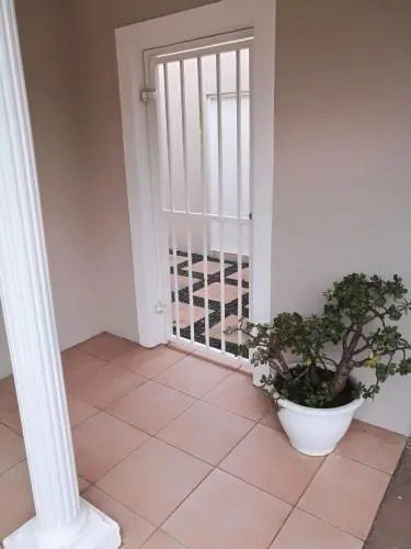 12A Oyster Crescent